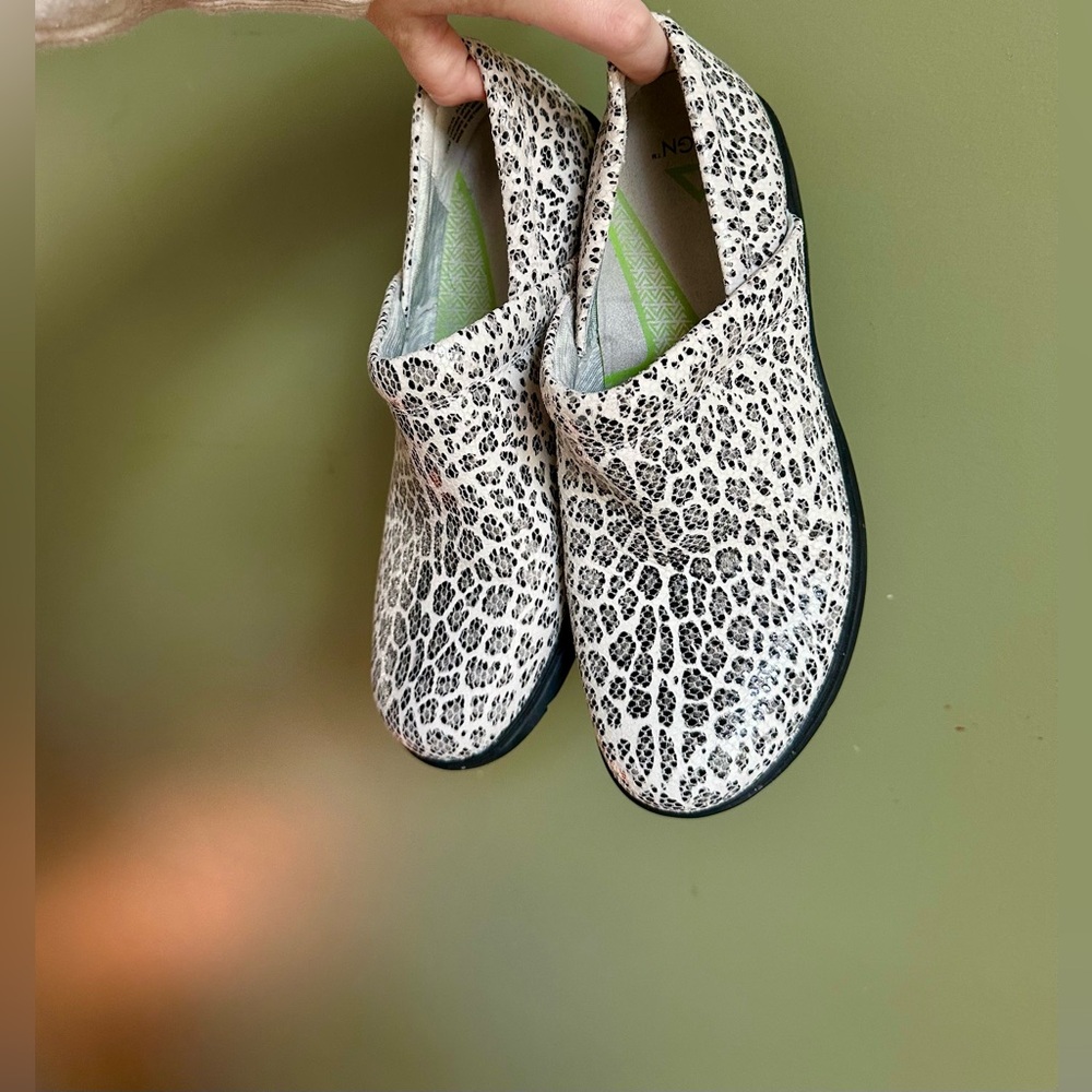 Align Clogs - Picture 3 of 4
